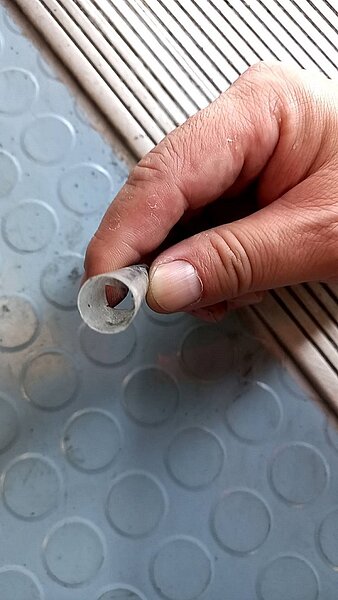 北捷維修人員在車門溝槽發現珍珠奶茶吸管。圖／北捷提供