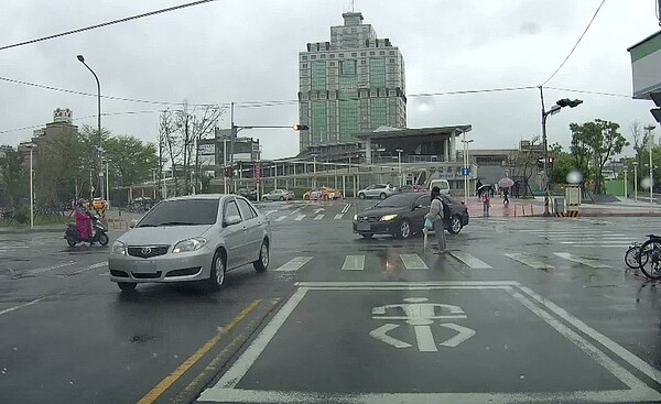 雨中行車必須開頭燈，一些老司機都不知道這項規定。圖／苗栗監理站提供