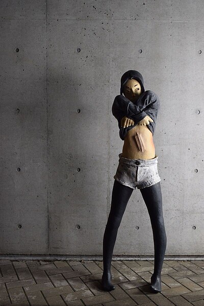 一組3件的作品「恐怖分子的日常」,圖中人形展品遭撞後摔得粉碎。圖/陶博館提供