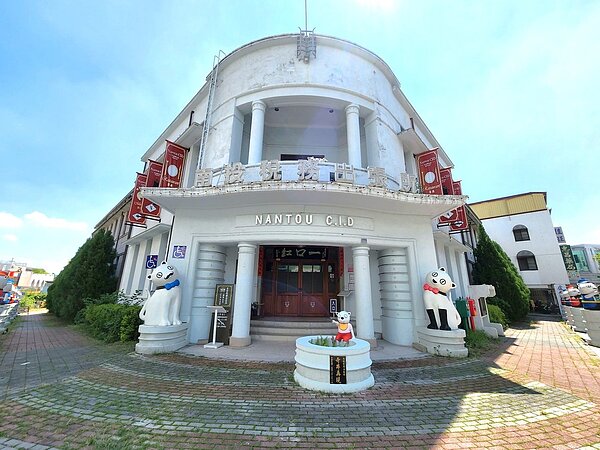 以溪頭妖怪村貓妖「蘿西家族」為主題打造「南投白宮」稅務出張所自9月起停止供餐。記者賴香珊/攝影