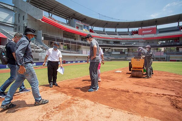 新竹棒球場經過多次現勘確認,現已刨除較鬆軟紅土,將進行滾壓夯實、灑水養護等步驟。圖/新竹市政府提供