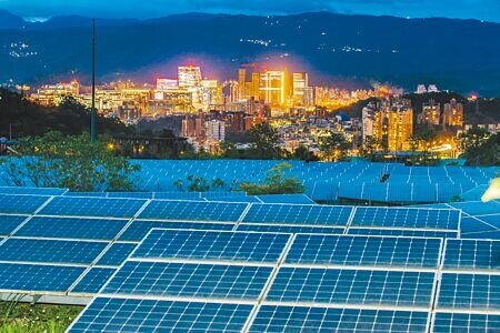 為了不讓大企業包走綠電，經濟部工業局公告彰濱工業區崙尾東最後兩塊地為綠能專區，要專供民間設置太陽光電。圖為架設在公園的太陽能設施。（本報資料照片）