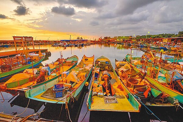 高市觀光局推出「海線潮旅行」團體補助活動，圖為梓官蚵仔寮漁港風情，黃昏漁船入港滿載而歸，也乘載著討海人的辛勞。（高市觀光局提供／柯宗緯高雄傳真）