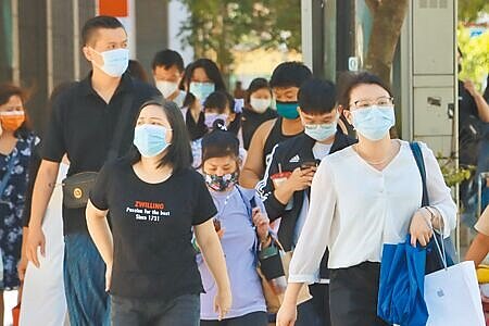 中央流行疫情指揮中心指揮官王必勝日前指出,BA.5確實在社區傳播,新冠病毒威脅仍在,提醒民眾外出仍要配戴口罩。圖為民眾午後在信義商圈逛街。(實習攝影記者謝家瑀攝)