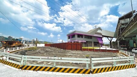 機捷泰山站北側出入口,緊鄰塭仔圳的道路拓寬工程範圍,因此四周都被工程圍籬圍起,民眾反映無法直接從出入口通往泰林路,需繞行新北大道人行道,十分不便。(呂健豪攝)