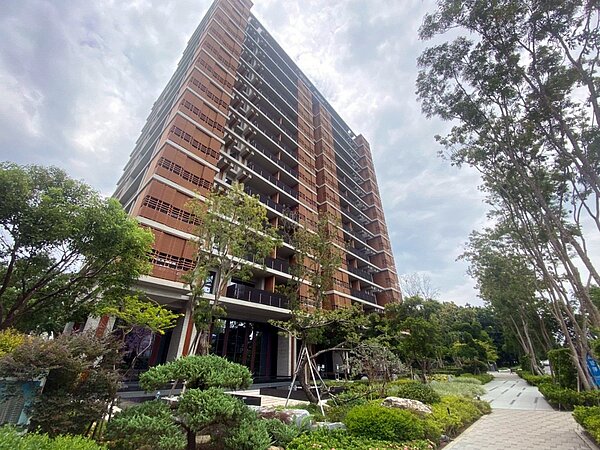 台南今年上半年豪宅王,由仁德區的「森景澤」以每坪43萬元拿下。圖/台灣房屋提供