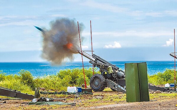 解放軍東部戰區9日宣布,繼續在台灣周邊海空域組織實戰化聯合演訓,重點組織「聯合封控」和「聯合保障」行動。圖為國軍9日在屏東楓港陣地執行年度「天雷操演」,驗證指管通聯與聯合火力射擊,參演官兵依指令精準命中目標區,展現訓練成果。(軍聞社)