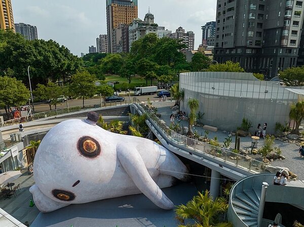 今年暑假草悟道降落巨大外星怪獸。圖/台中市府提供