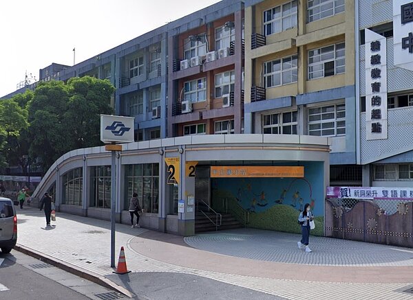 為配合捷運中山國小站2號出入口電梯增設工程施工，該站2號與3號出入口間人行道，將於8月13日起工區架設圍籬。圖／翻攝自Google Maps