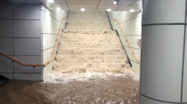 洪水沖入地鐵站，導致首爾多條地鐵路線一度停駛。 圖／Twitter