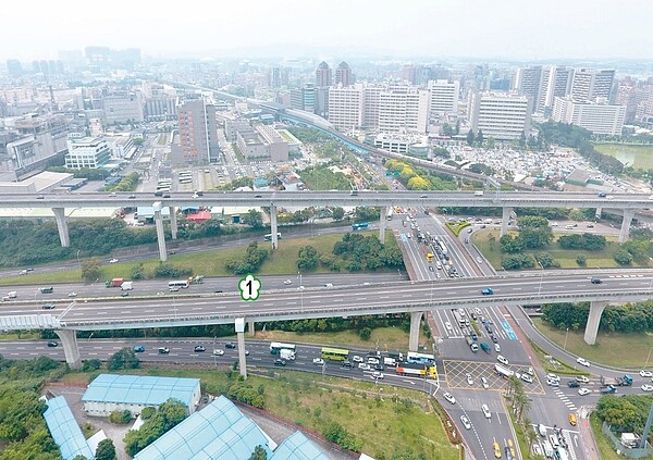 國道1號林口交流道出口長期交通壅塞，但增設匝道標案卻7次流標，市府呼籲中央正視此問題。圖／高公局提供