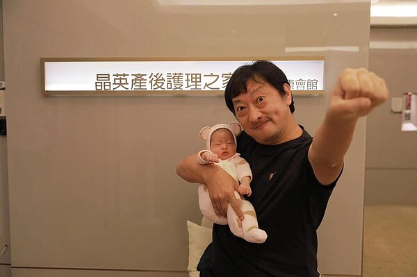 九孔開心跟女兒合照,他笑說明年父親節,希望她已經會叫爸爸。圖/九孔提供