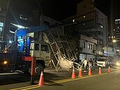 瑞芳民宅整修屋外鷹架軟腳垮掉　幸未連累過往人車