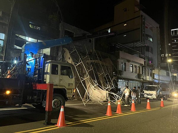 新北市瑞芳區粗坑口路民宅外的施工鷹架倒塌，妨害交通，市府工務局和區公所派員前往清除。記者邱瑞杰／翻攝