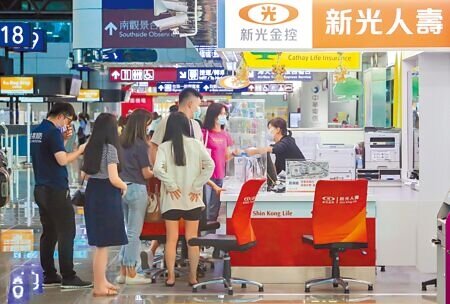 海外突發疾病醫療險最快9月重新上架。圖為旅客在桃園機場保險公司櫃台詢問旅遊保險事宜。(陳麒全攝)