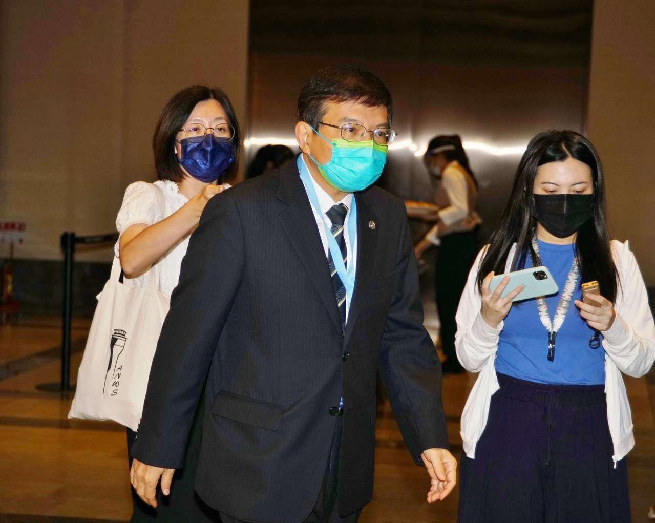 交通部長王國材今日受訪時說，台鐵勞資雙方仍在職工福利金、員工加薪的議題上討論，希望雙方能取得平衡點。記者盧逸峰／攝影 