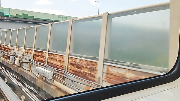 台北捷運文湖線內湖站到南港展覽館站間的隔音牆鏽蝕嚴重,恐影響隔音效果及列車行駛安全。(台北市議員吳世正研究室提供/楊亞璇台北傳真)