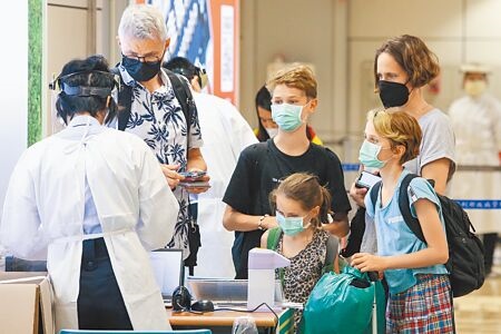 中央流行疫情指揮中心10日表示，自8月15日零時起，所有入境台灣旅客都不需提供搭機前2日內PCR報告。圖為桃園機場入境旅客。（陳麒全攝）