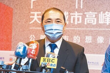 新北市長侯友宜表示,符合資格民眾能打疫苗就趕快打。(葉德正攝)