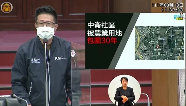 高市議員鍾易仲督促市府加速鳳山中崙社區被農地包圍30年發展受限問題。圖/聯合報