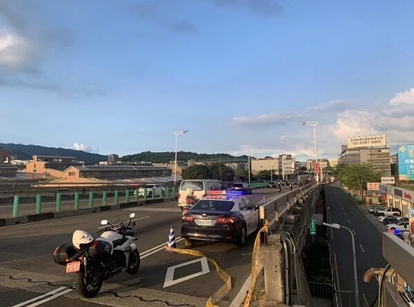 王姓騎士行經民權大橋，竟撞擊彈飛墜橋，送醫搶救中。記者蕭雅娟／翻攝