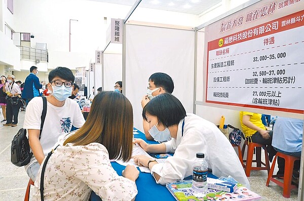 封測大廠矽品將徵才,為雲林縣虎尾園區新廠作準備。圖為虎尾就業中心先前的徵才活動。(虎尾就業中心提供/張朝欣雲林傳真)