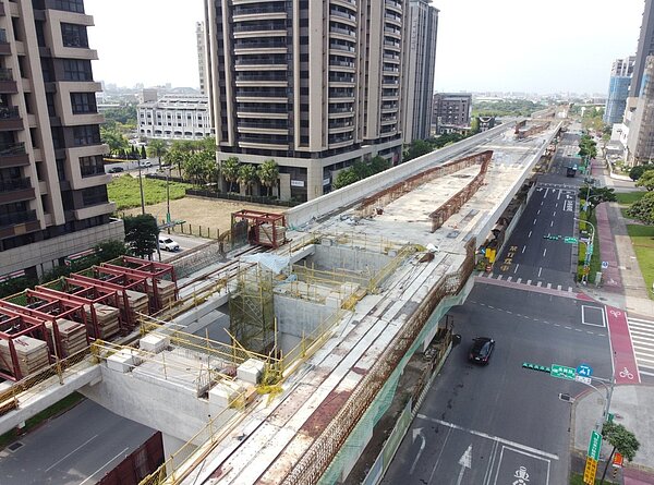 桃園捷運路網各路線能否如期完工、綜規過關、動工等引起多位議員關切,圖為綠線在八德區工程。圖/桃園捷運工程局提供