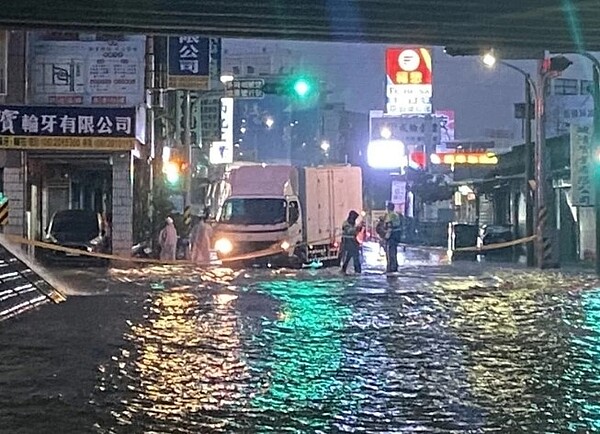 入夜積水待退，警方拉起封鎖線管制交通。圖 ／讀者提供