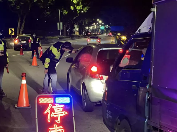 截至今日為止,全國已公布352名酒駕累犯名單,其中酒駕達三次與以上之酒駕者高達54位、無照駕駛者更高達89位。圖/警方提供