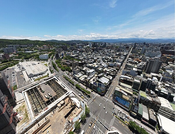 22、23層樓高的視野可盡攬小檜溪景色及都市風光,並以飯店思維興建打造,整體建案質感及風格引人入勝。圖/合輝建設提供