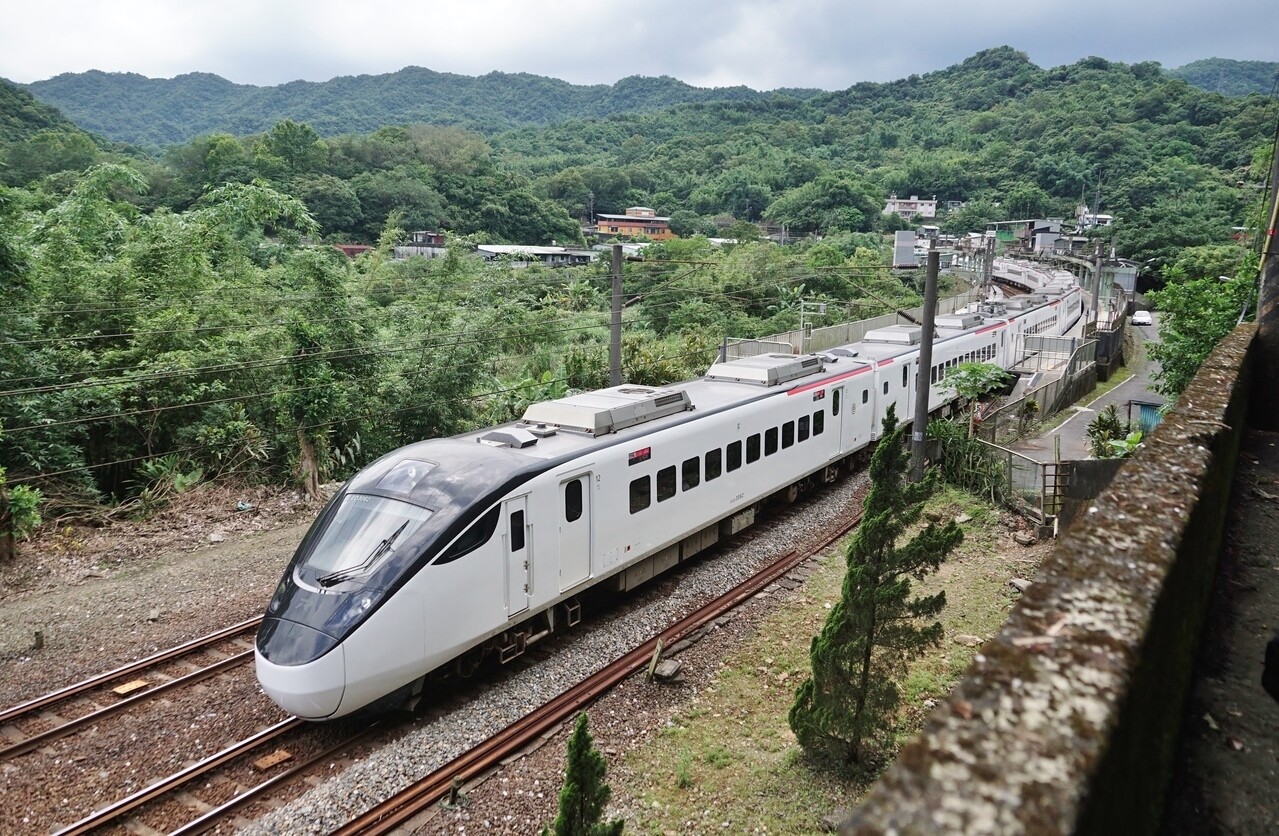 雙鐵今日零時起開賣中秋疏運車票，台鐵統計截至上午9時，總計完成10萬675筆、16萬382張訂票。記者盧逸峰／攝影 