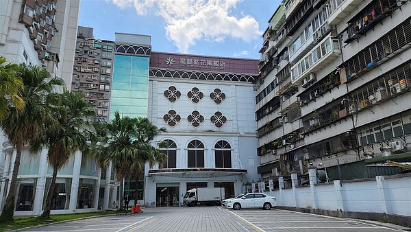 前國策顧問黃承國開設的星靓點花園飯店遭爆6違建未拆除。記者胡瑞玲／攝影 