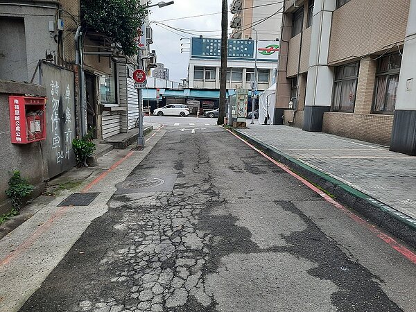 路況較差的南昌路二段1巷,由新工處錄案辦理AC路面更新。圖/北市府提供