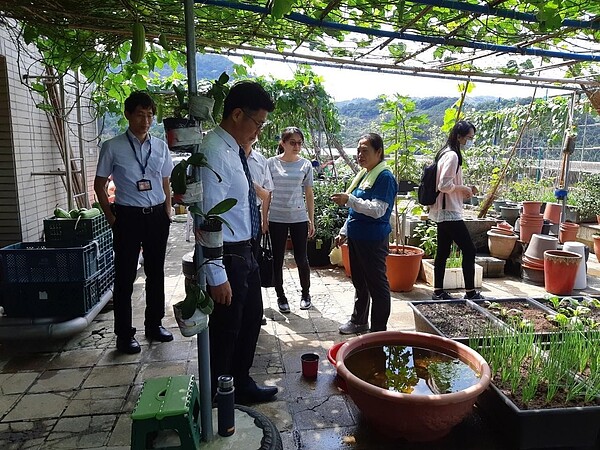 地檢署來訪視社區環境。圖片由里長高林玉嬌提供
