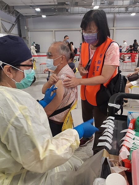 志工協助樟腳里里民施打疫苗。圖片由里長高林玉嬌提供
