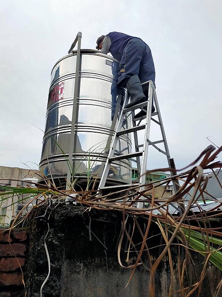 樟樹里水塔清潔工程。圖片擷取自台北市文山區樟樹里Facebook
