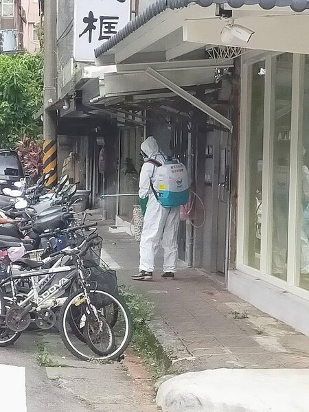 疫情期間街道徹底清潔消毒。圖片由陳再炯里長提供
