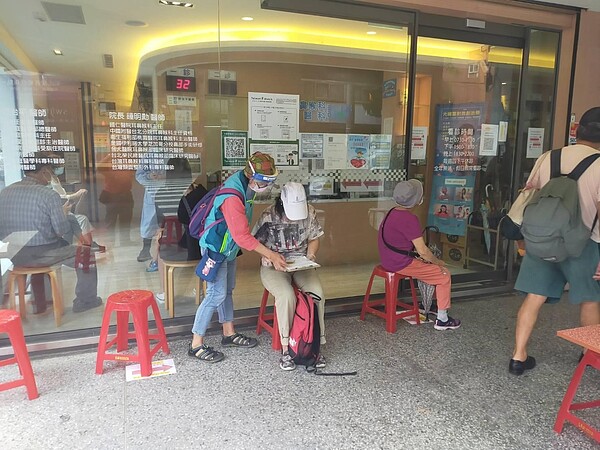 疫情期間協助里民施打疫苗。圖片由陳再炯里長提供
