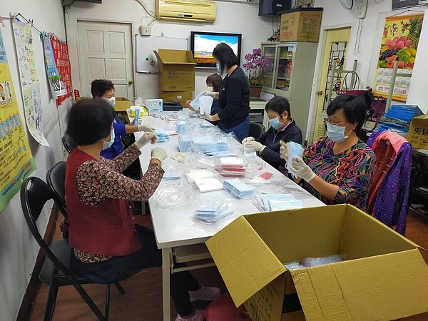 樟樹里志工為防疫物資發放的準備。圖片由陳再炯里長提供
