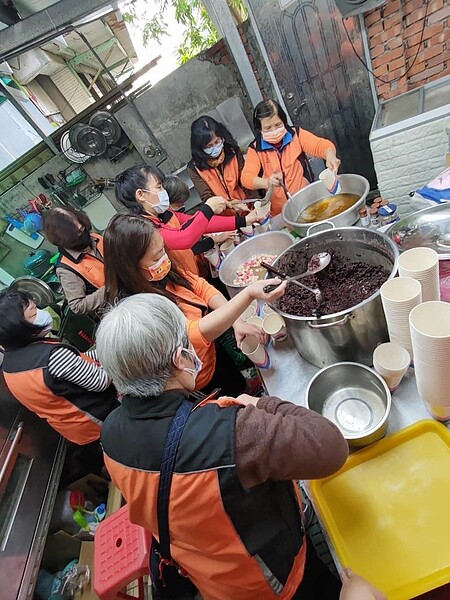 在元宵節邀請鄰里共同享用湯圓。圖片擷取自景東里里民交流園地Facebook

