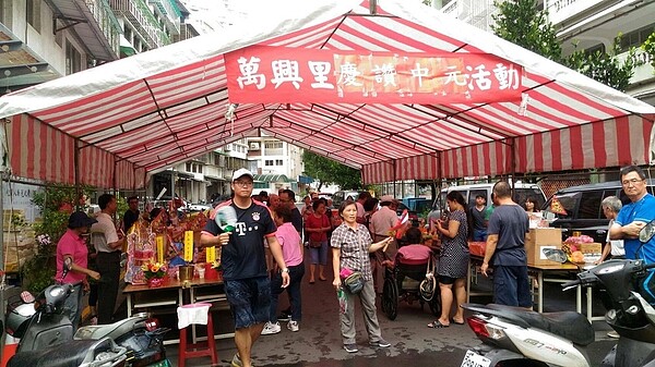 萬興里中元普渡。圖片擷取自詹晉鑒里長臉書
