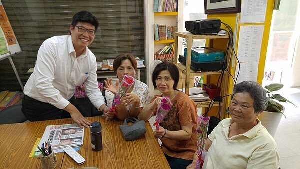 萬興里母親節活動贈送康乃馨。圖片擷取自詹晉鑒里長臉書
