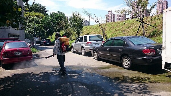 萬興里定期消毒滅蚊。圖片擷取自詹晉鑒里長臉書
