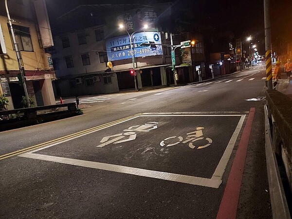 道南橋下來新設機慢車等紅燈空間。圖片擷取自詹晉鑒里長臉書
