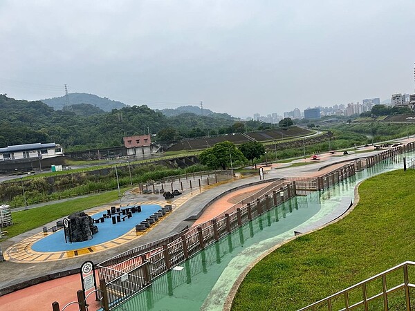 整潔舒適的道南河濱公園。圖片由里長高林玉嬌提供
