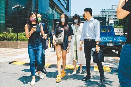 柬埔寨人口販運受害者「皮皮」(左二)現身說法。(郭吉銓攝)