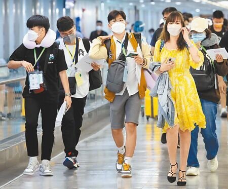 中央流行疫情指揮中心11日公布國內新增22909例新冠肺炎確定病例，分別為22650例本土個案及259例境外移入。圖為在桃園機場入境管制區內，剛下機的旅客準備通關入境。（范揚光攝）