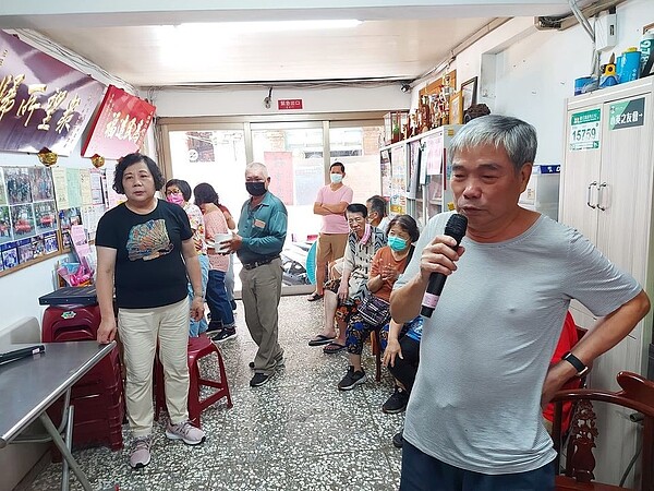 每週四上午9:00-12:00會舉辦卡拉OK歡唱課程，讓年長者走出家門互相聯絡感情。圖／擷取自賴徐玉枝臉書
