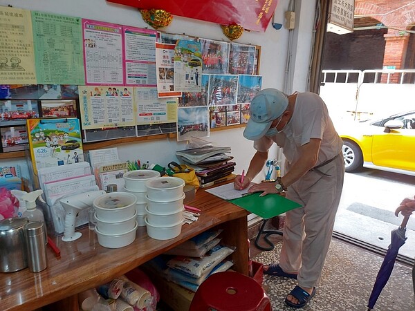 每週二至週四中午，南芳里辦公室會提供40份的愛心便當，幫助弱勢里民。圖／擷取自賴徐玉枝臉書
