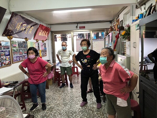 每週二上午9:00-12:00，南芳里舉辦健康促進活動，邀請年長者出門活動筋骨。圖／擷取自賴徐玉枝臉書
